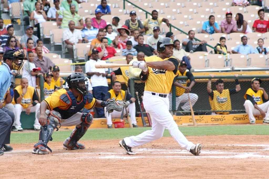 Luis Polonia agota un turno con los Granjeros de Moca en un partido benéfico frente a las Águilas Cibaeñas en el estadio Cibao.